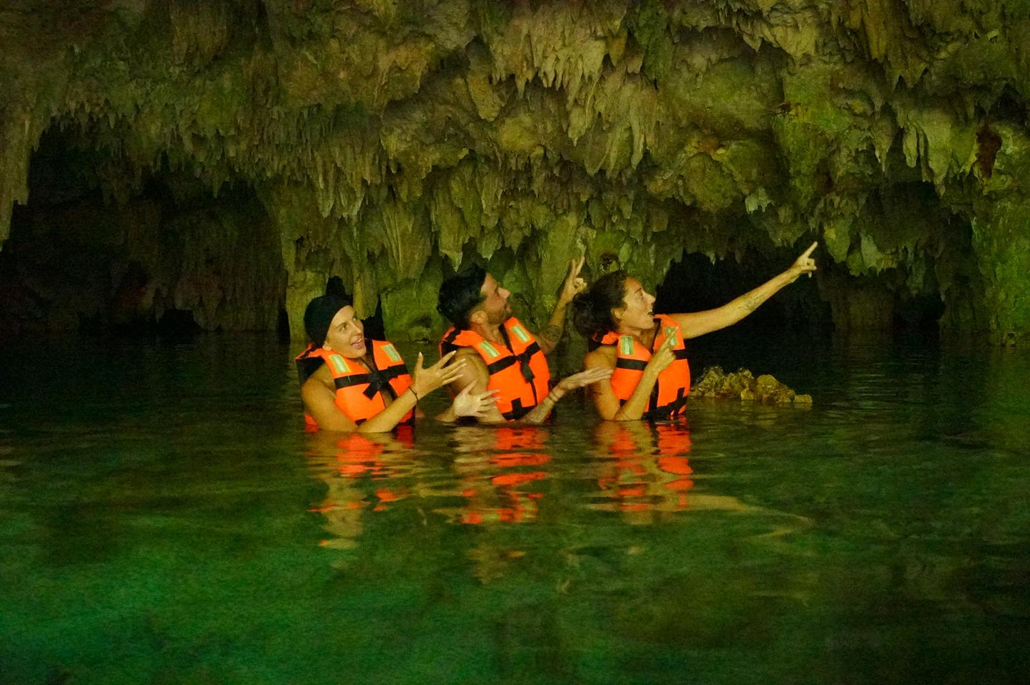 CABALLO EN LA SELVA Y CENOTE