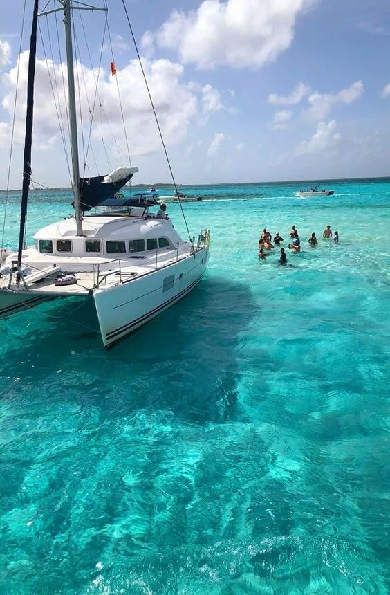 CIELO CATAMARAN + KUZA CLUB DE PLAYA